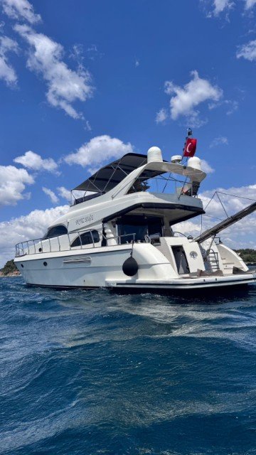 Beyazkugu - sakin koya demirlenmiş yat